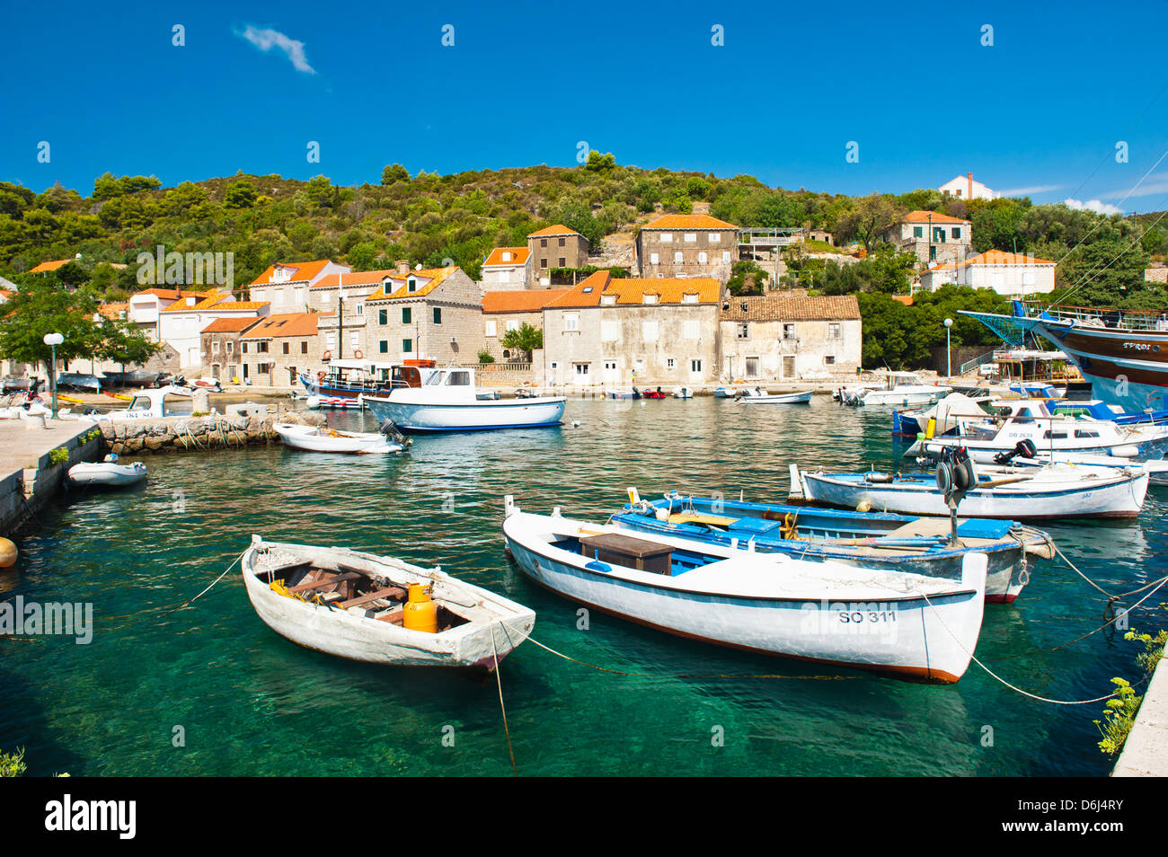 Bateaux du port, l'île de Sipan, îles Elaphites, côte dalmate, Adriatique, Croatie, Europe Banque D'Images