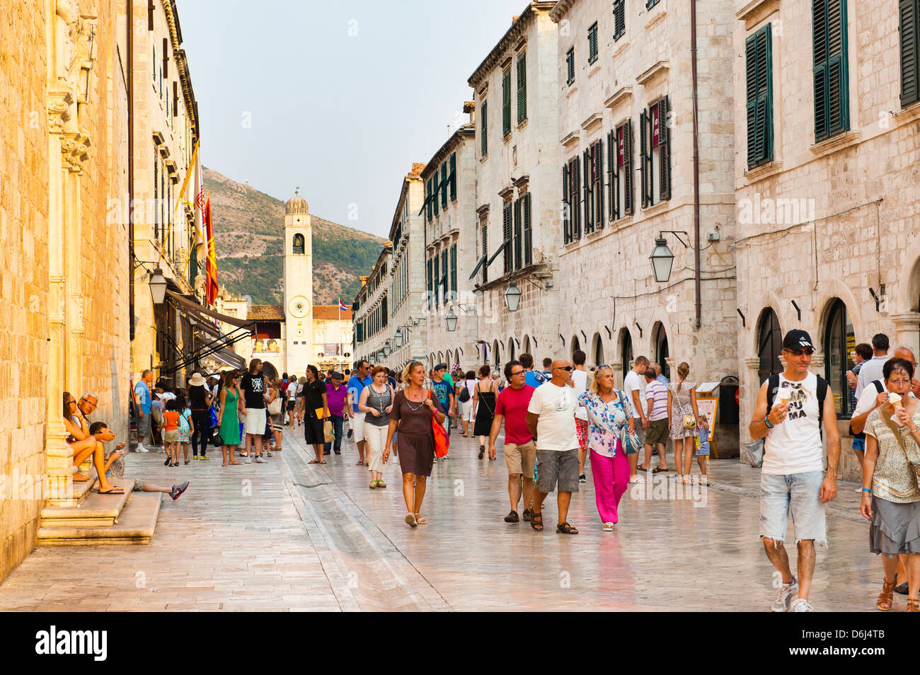 La ville de Dubrovnik Clocher sur Stradun, Vieille Ville, site du patrimoine mondial de l'UNESCO, Dubrovnik, Dalmatie, Croatie, Europe Banque D'Images