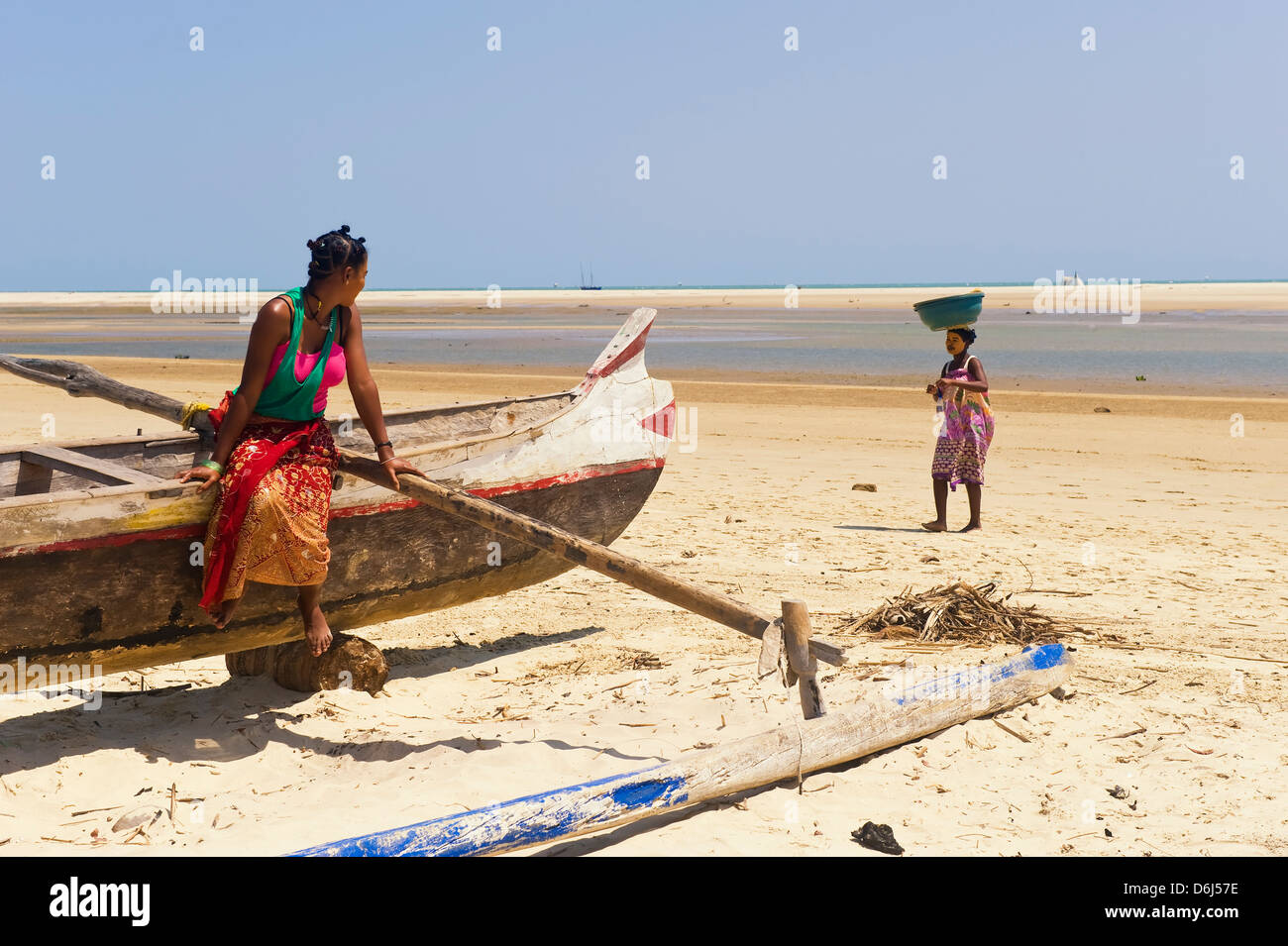Deux jeunes femmes malgaches sur la plage, Morondava, Madagascar, Afrique Banque D'Images