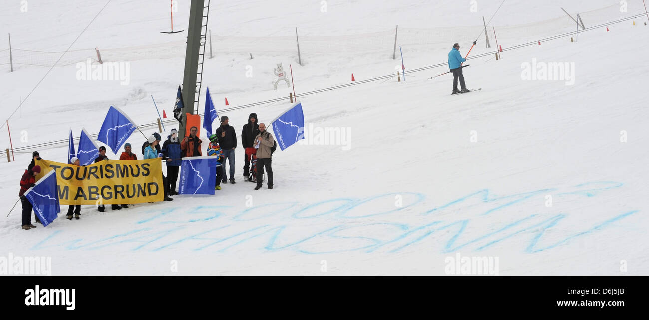 De nombreux écologistes protester contre l'utilisation de neige artificielle et la construction de réservoirs d'entiercement près de Orange, France, 04 mars 2012. Les écologistes manifester contre deux réservoirs prévus près de Bad Tölz et à l'Sudelfeld et la demande de nouveaux concepts pour le tourisme estival. Photo : Marc Mueller Banque D'Images