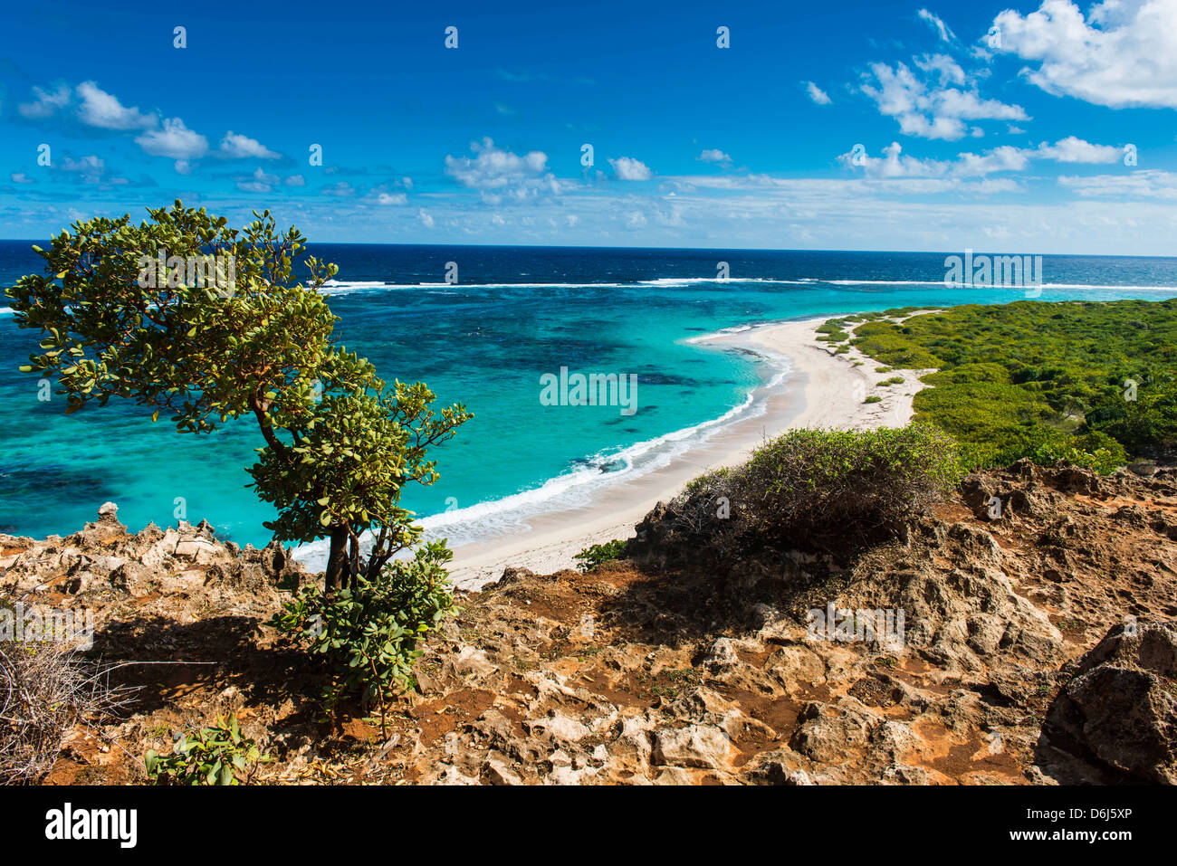 Vue sur les eaux turquoises de Barbuda, Antigua-et-Barbuda, Antilles, Caraïbes, Amérique Centrale Banque D'Images