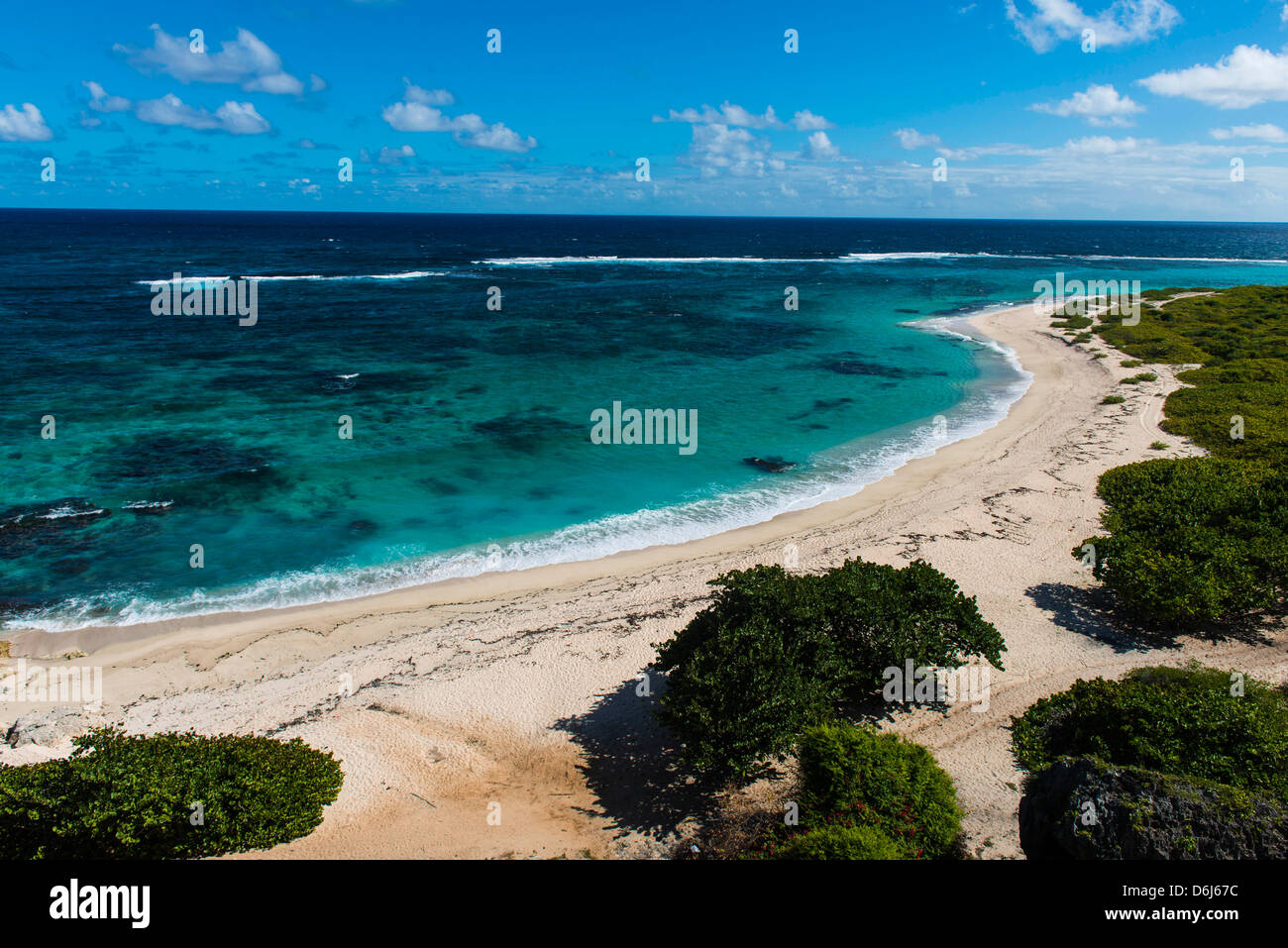 Vue sur les eaux turquoises de Barbuda, Antigua-et-Barbuda, Antilles, Caraïbes, Amérique Centrale Banque D'Images