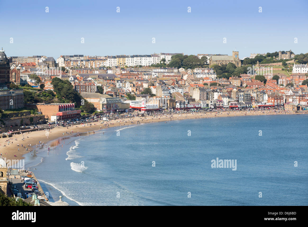 Vue générale de la baie de Scarborough dans le Yorkshire, en Angleterre, lors d'une journée ensoleillée avec un ciel bleu. Banque D'Images