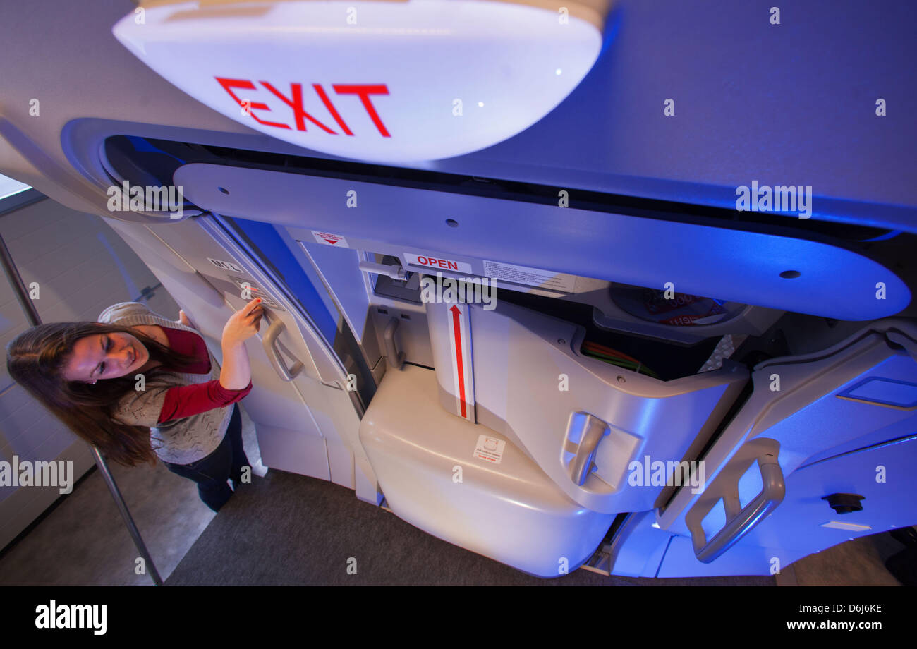 Ingénieur systèmes Katrin Gutt travaille dans un simulateur de porte pour un Airbus A380 dans les locaux de l'entreprise technique du système allemand RST Rostock System-Technik dans Rostock, Allemagne, 02 mars 2012. L'entreprise allemande qui fabrique des simulateurs, des pièces pour le système de navigation par satellite Galileo ou les systèmes de protection incendie souterrain va célébrer son 35e ann Banque D'Images