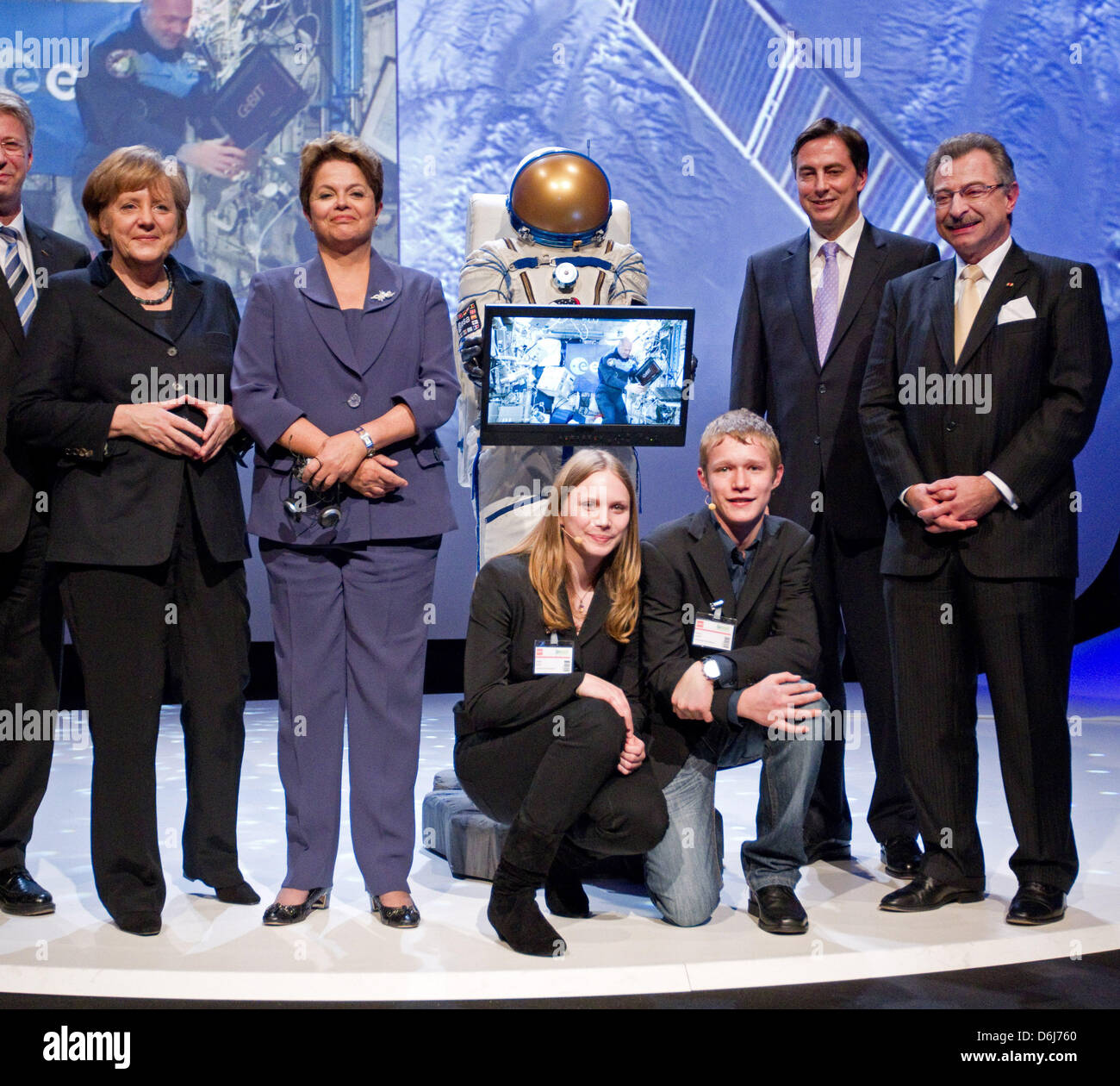 La chancelière allemande Angela Merkel (L-R), la présidente du Brésil, Dilma Vana Rousseff, les frères et sœur Sara et Simon Kopf, Premier Ministre de Basse-saxe David McAllister et Bitkom chef Dieter Kempf debout à côté d'une projection qui montre une émission en direct de la Station spatiale internationale (ISS) à l'ouverture de la technologie de l'information Cebit juste au centre de congrès à Hanovre, Allemagne, 05 Banque D'Images