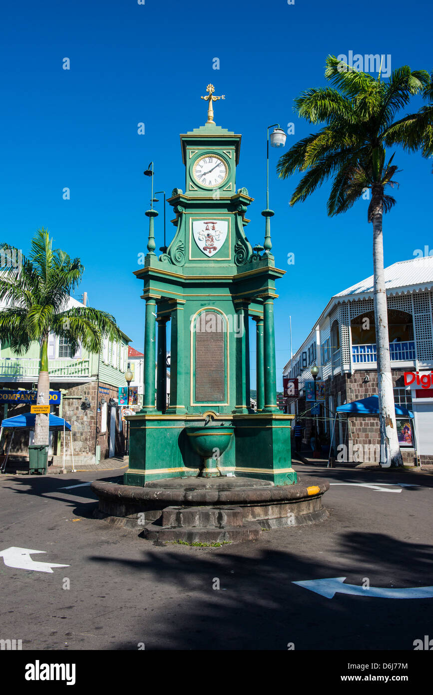 Le Cirque avec le style victorien de l'horloge Memorial, Saint Kitts et Nevis, Iles sous le vent, Antilles, Caraïbes Banque D'Images