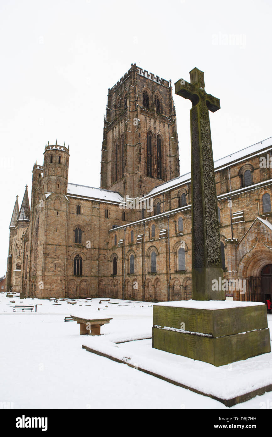 Croix de Northumbrie War Memorial et cathédrale de Durham, UNESCO World Heritage Site, County Durham, England, UK Banque D'Images