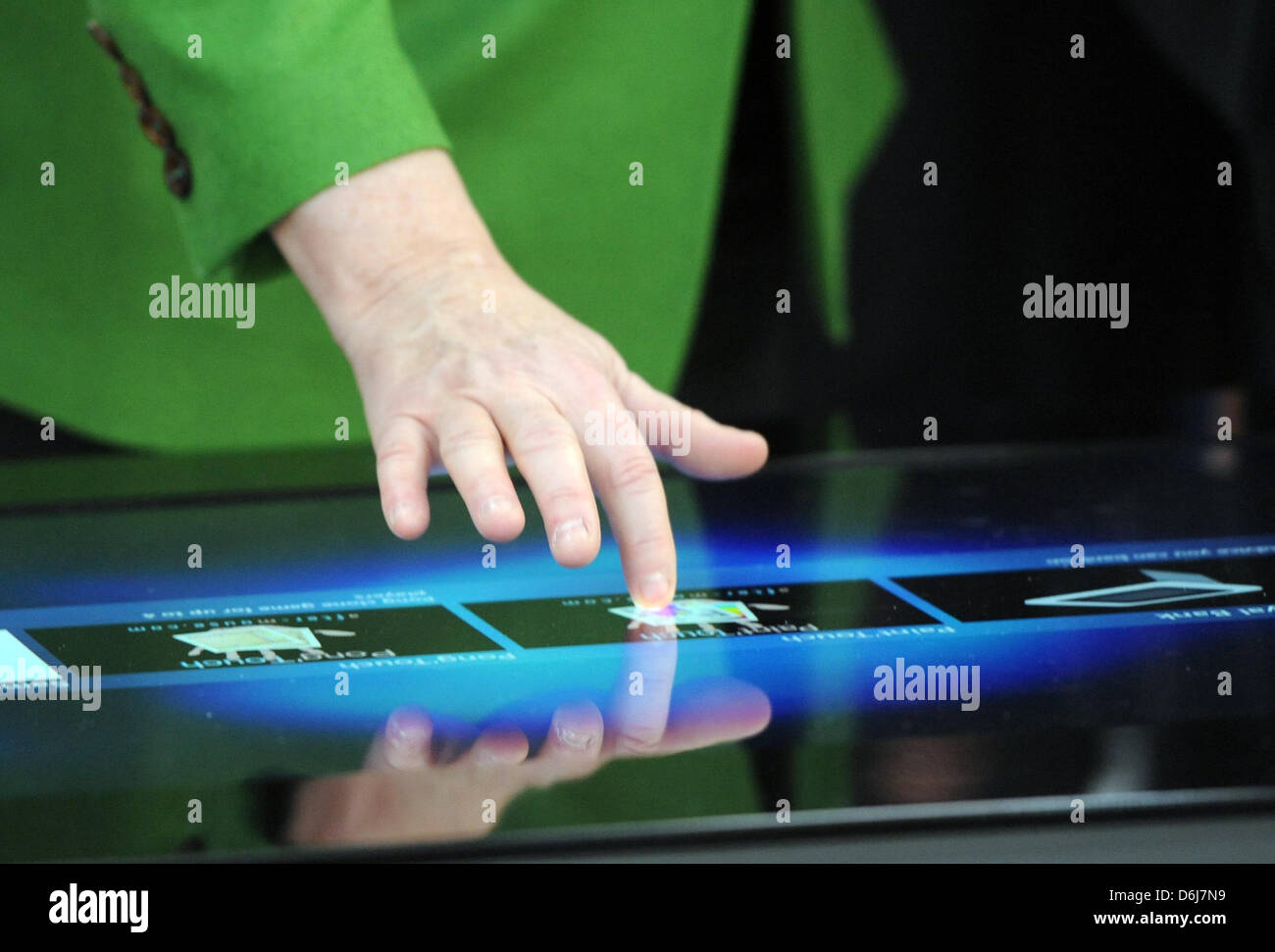 La chancelière allemande, Angela Merkel, visite le stand de Samsung au plus grand salon des technologies de l'information Cebit à Hanovre, Allemagne, 06 mars 2012. Plus de 4 200 entreprises de 70 pays présenteront leurs derniers produits de l'informatique et des télécommunications. Photo : Maurizio Gambarini Banque D'Images