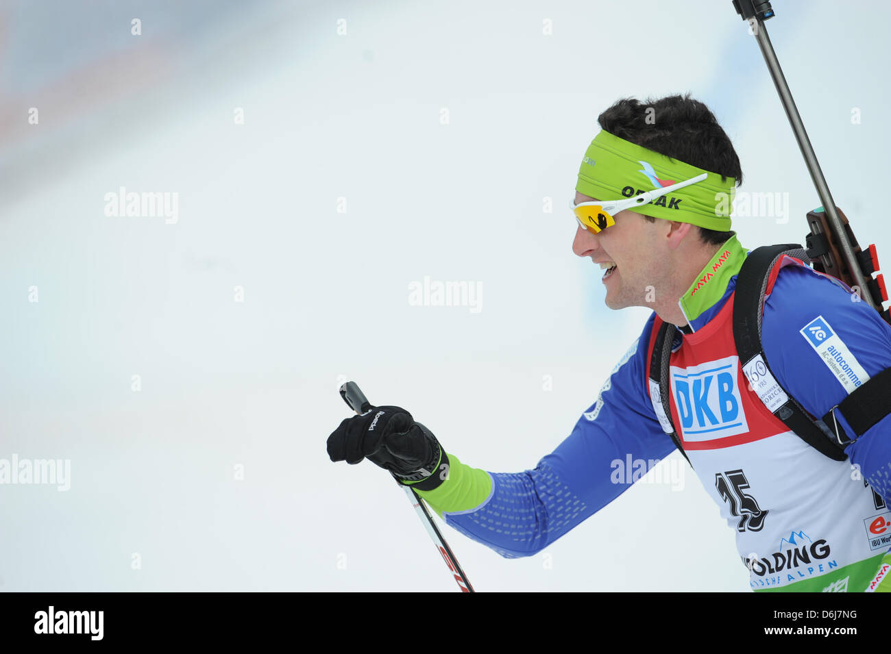 Le biathlète slovène Jakov Fak arrive dans la zone d'arrivée au cours de la Men's single 20 km au Championnat du monde de Biathlon 2012 à Chiemgau Arena à Ruhpolding, Allemagne, 06 mars 2012. Photo : Andreas GEBERT Banque D'Images