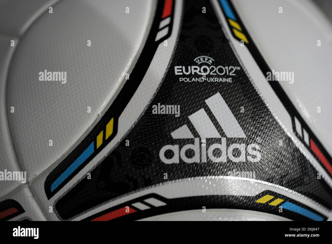 Le ballon de soccer adidas officiel pour le prochain championnat d'Europe  est à l'écran lors d'une conférence de presse sur les résultats annuels de  l'entreprise à Herzogenaurach, Allemagne, 07 mars 2012. L'entreprise