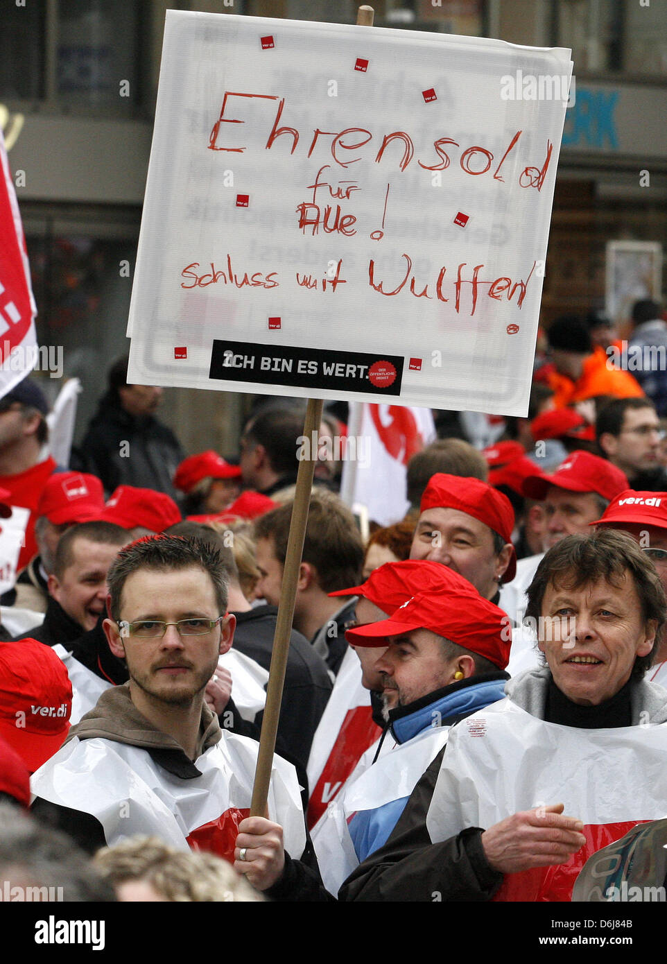 Essener Mitglieder des öffentlichen Dienstes fordern suis 16-07-2008 (07.03.2012) à Essen auf einem Plakat 'Ehrensold für alle". Die Gewerkschaft Verdi hat die Mitglieder im Öffentlichen Dienst en Nordrhein-Westfalen zum Streik aufgerufen. Sie fordern 6,5 Prozent mehr Lohn, mindestens 200 euros mehr. Foto : Roland Weihrauch dpa/lnw Banque D'Images