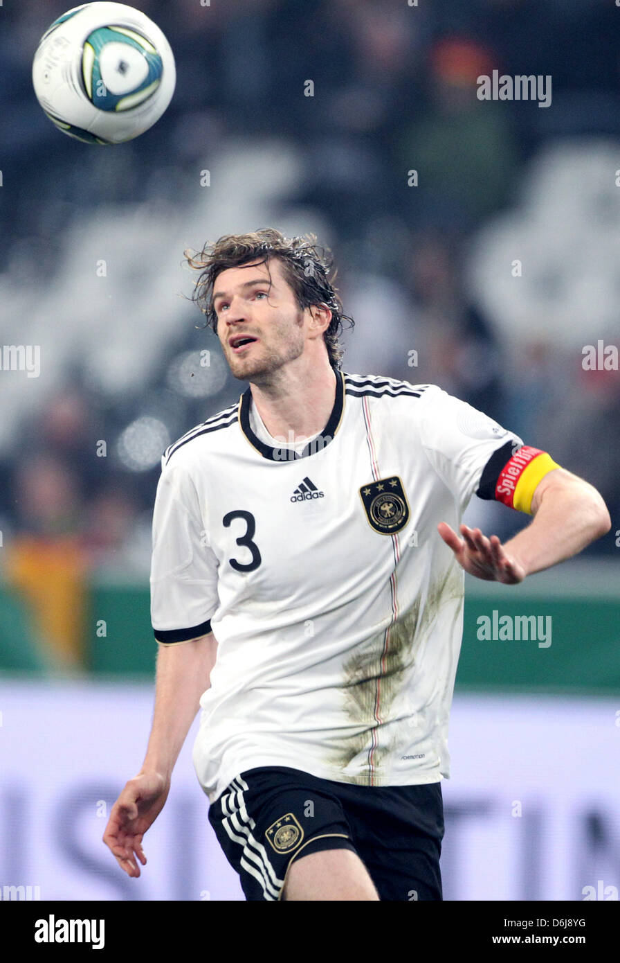 (Afp) - Un fichier photo datée du 29 mars 2011 montre l'ancien joueur de l'équipe nationale allemande Arne Friedrich l'arrêt de la balle pendant le match de football amical Allemagne contre l'Australie à Moenchengladbach, Allemagne. 32 ans, Friedrich nous rejoint la Major League Soccer Club Chicago Fire. Photo : Friso Gentsch Banque D'Images