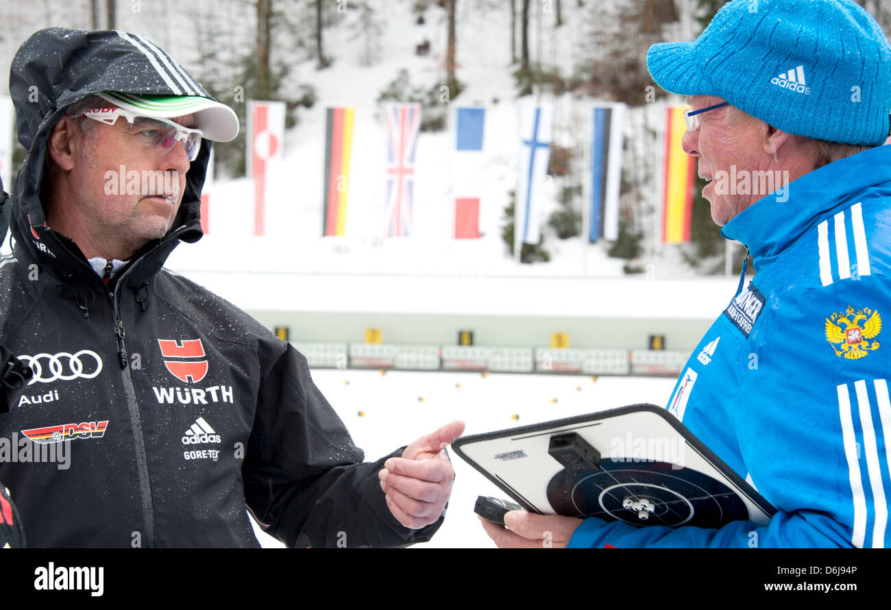 L'entraîneur-chef de l'équipe allemande Uwe Muessiggang (L) parle à la Fédération de l'entraîneur, l'Autrichien Wolfgang Pichler durant la session de formation des femmes des championnats du monde de biathlon à l'arène Chiemgau à Ruhpolding, Allemagne, 08 mars 2012. Photo : PETER KNEFFEL Banque D'Images