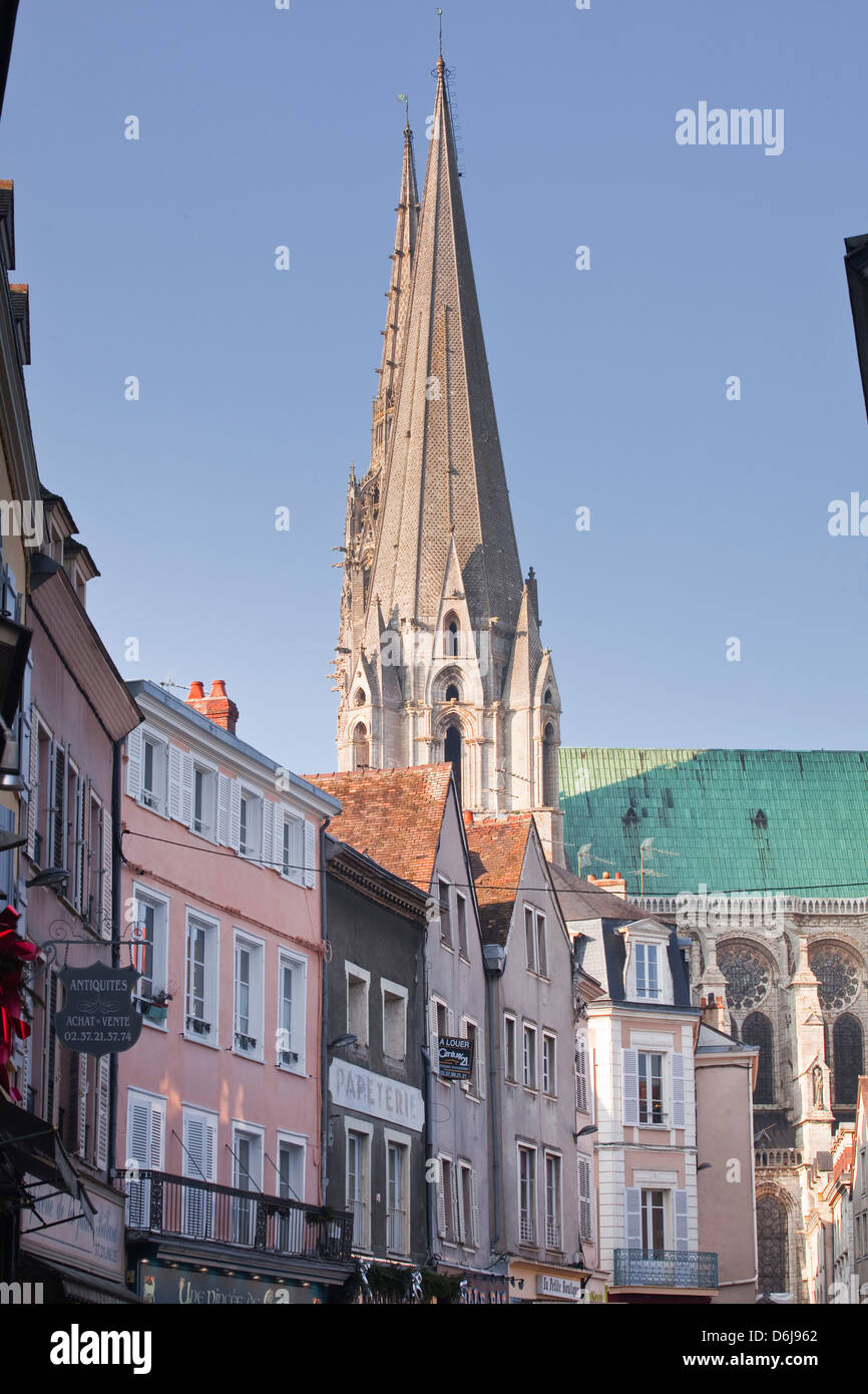 Le quartier gothique clochers de la cathédrale de Chartres, l'UNESCO World Heritage Site, Chartres, Eure-et-Loir, Centre, France, Europe Banque D'Images