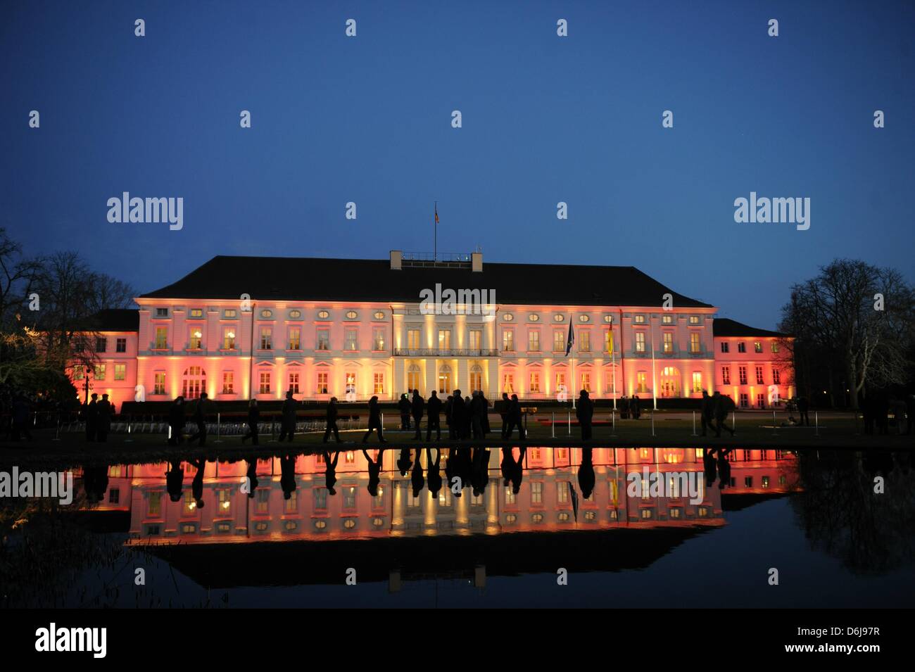 Château de Bellevue est allumé avant la grande fête pour tatouage ancien président allemand Christian Wulff à Berlin, Allemagne, 08 mars 2012. Wulff a démissionné le 17 février 2012 après des accusations de prendre des avantages personnels pendant son temps comme Premier ministre de Basse-Saxe. Photo : Hannibal Hanschke Banque D'Images