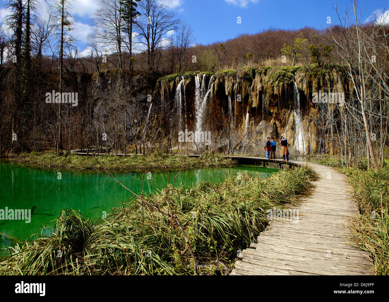 Passerelle en bois (boardwalk) et des cascades dans le parc national des Lacs de Plitvice, classé au Patrimoine Mondial de l'UNESCO, Plitvice, Croatie, Europe Banque D'Images