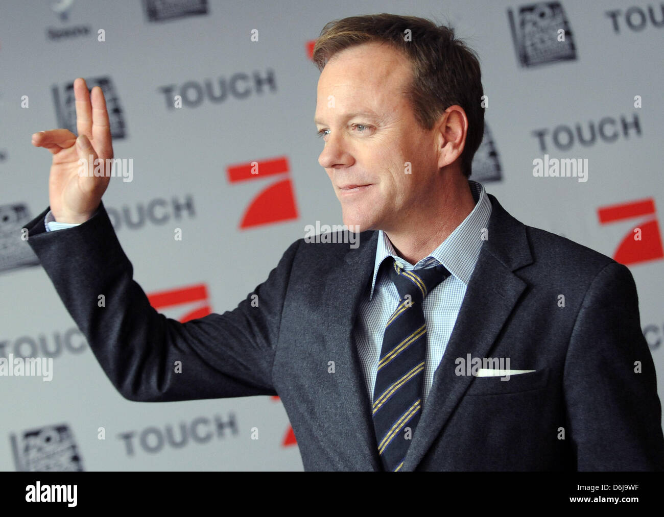 L'acteur canadien Kiefer Sutherland vagues lorsqu'il assiste à un photocall pour son nouveau mini série télévisée 'Touch' au Soho House à Berlin, Allemagne, 09 mars 2012. Photo : zweite Folge der série 'Touch' un. Photo : Britta Pedersen Banque D'Images