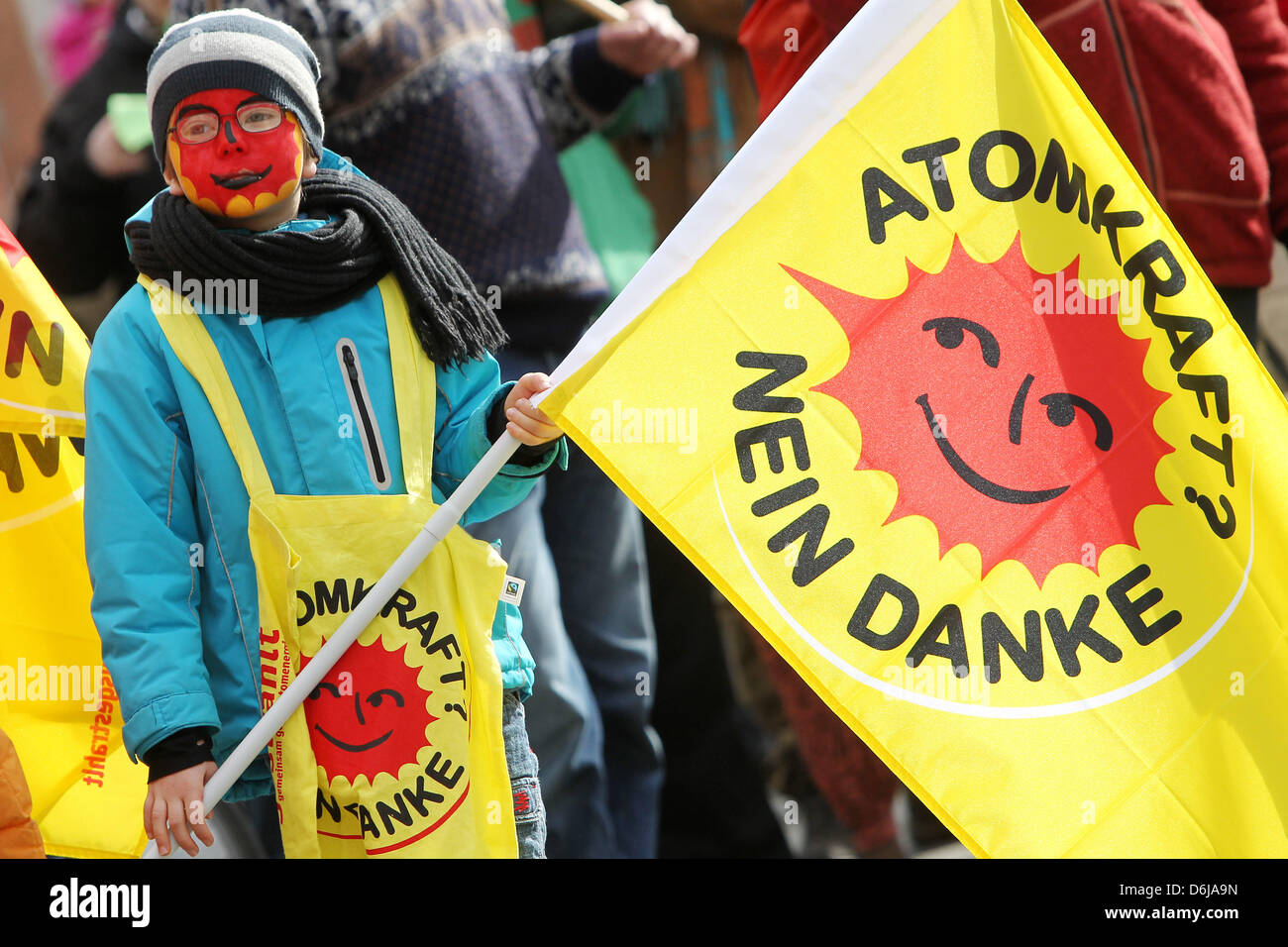 Un jeune manifestant avec un drapeau de promenades à travers la ville au cours d'une manifestation anti-nucléaire à Kiel, Allemagne, 10 mars 2012. Un an après la catastrophe nucléaire de la centrale nucléaire de Fukushima au Japon, environ 700 manifestants, selon la police, protestent à Kiel. Photo : MALTE CHRÉTIENS Banque D'Images