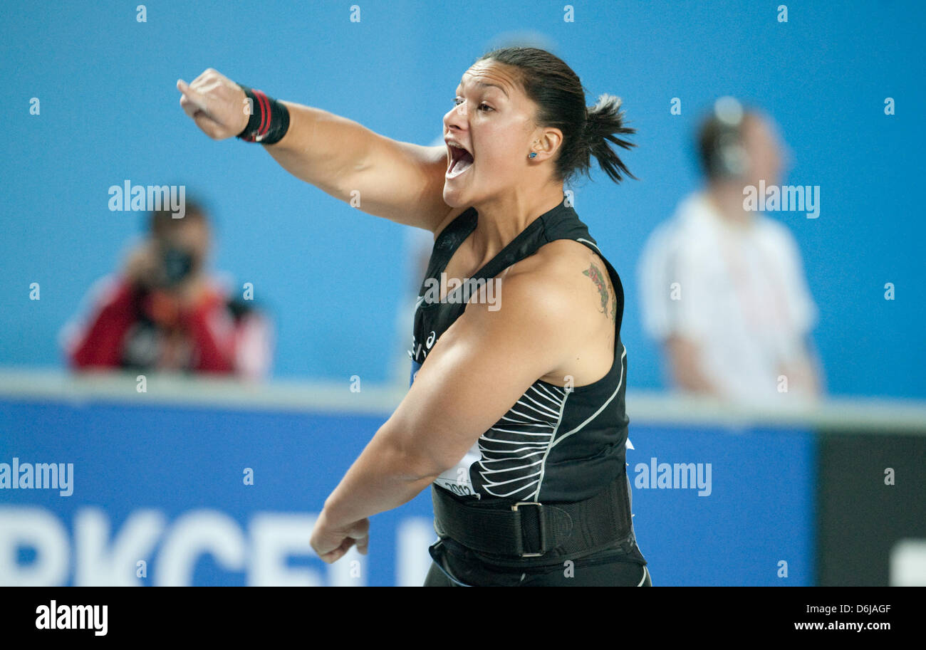 Valerie Adams de Newsealand célèbre après avoir remporté la finale au Championnat du monde d'athlétisme à Atakoy Athletics Arena à Istanbul, Turquie, 10 mars 2012. Photo : Bernd Thissen dpa Banque D'Images