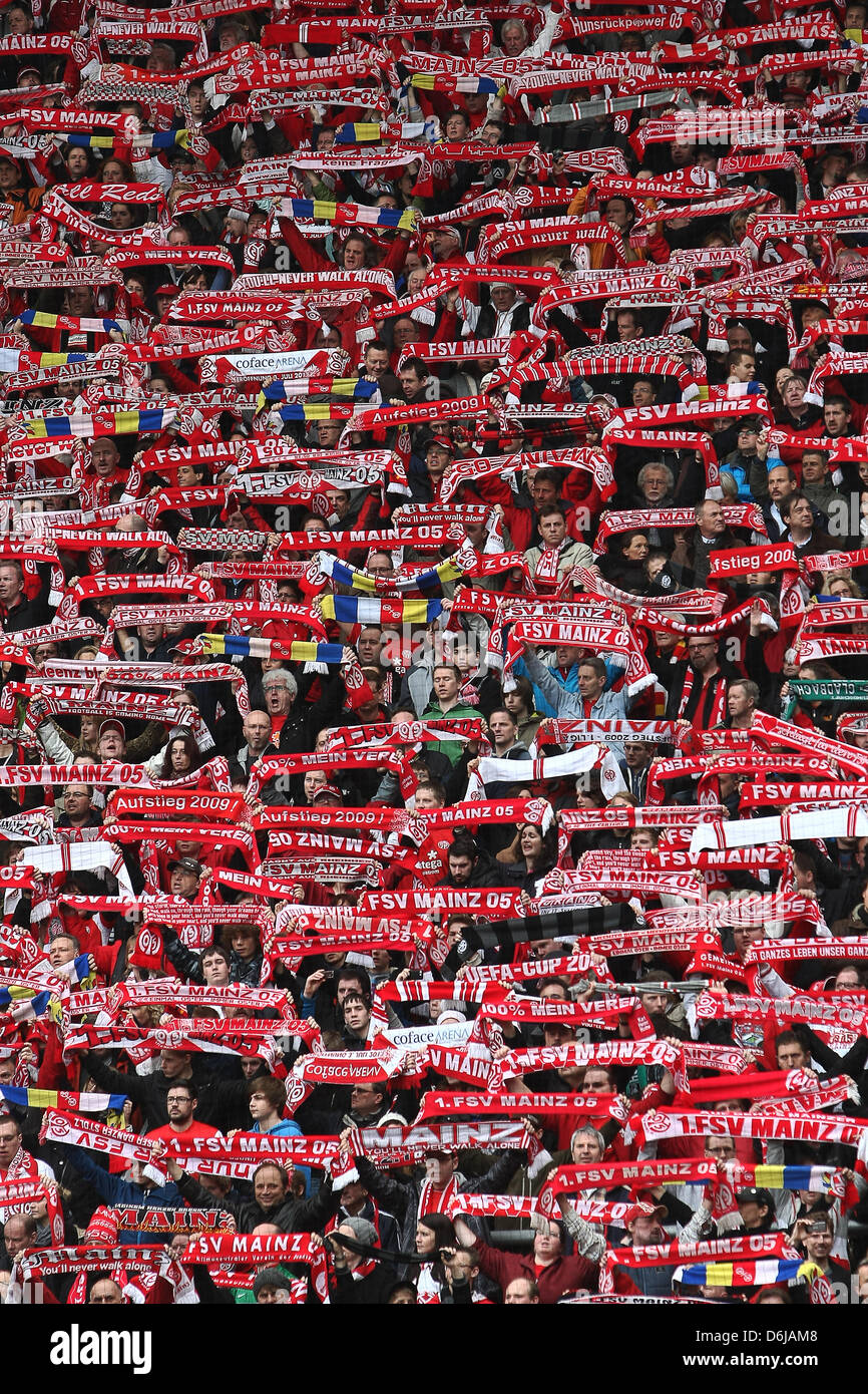 Mainz fans tiennent leurs foulards avant le coup de sifflet final lors de la Bundesliga match entre FC Nuremberg FSV Mayence et à la Coface Arena à Mainz, Allemagne, 10 mars 2012. Mayence a gagné 2-1. Photo : Fredrik Von Erichsen (ATTENTION : EMBARGO SUR LES CONDITIONS ! Le LDF permet la poursuite de l'utilisation des images dans l'IPTV, les services mobiles et autres technologies nouvelles n'est pas antérieure à tw Banque D'Images