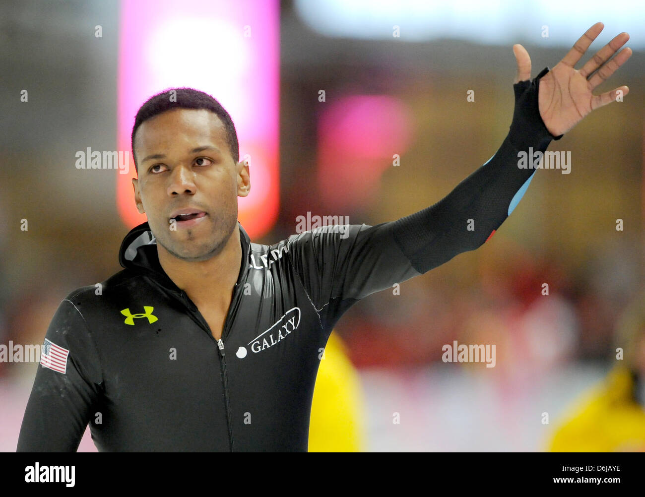 Le patineur de vitesse américain Shani Davis vagues après avoir remporté le concours de la 1,000 mètres de la Coupe du monde de patinage de vitesse à Berlin, Allemagne, 11 mars 2012. Photo : Soeren Stache Banque D'Images