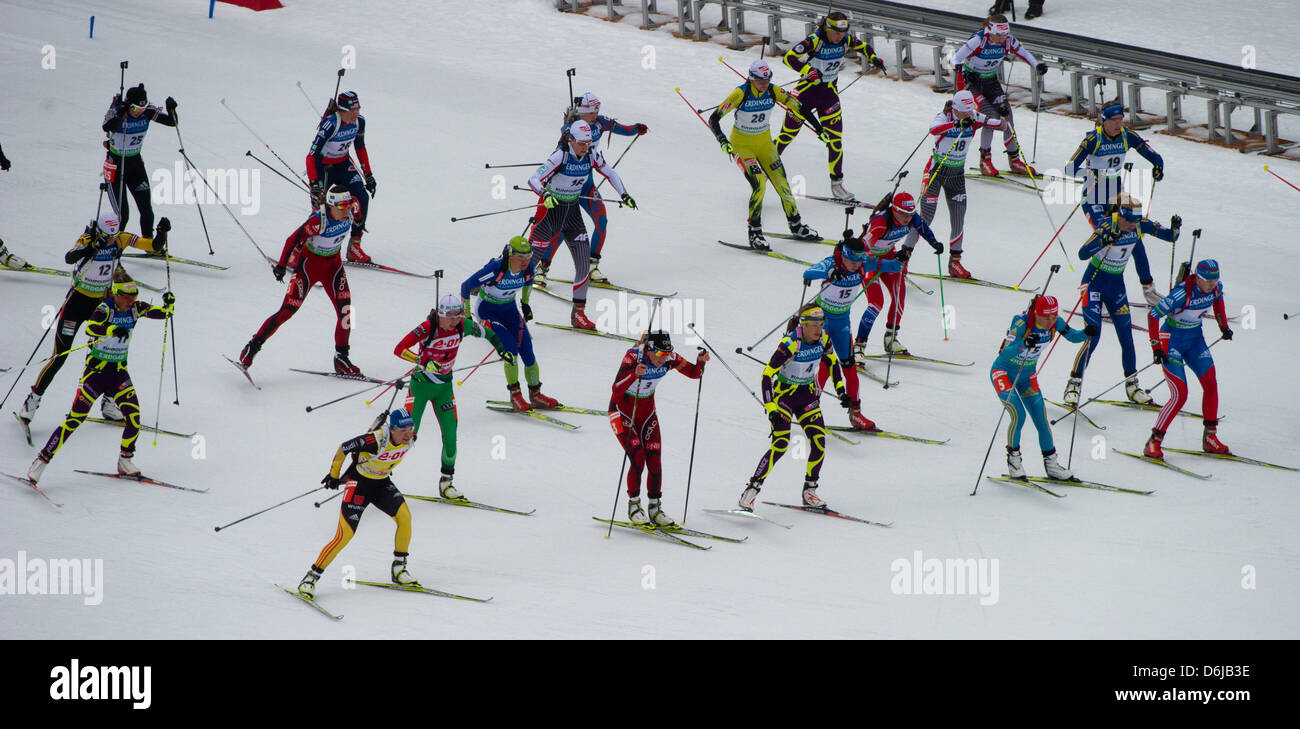 Les biathlètes commencer la course au cours de la féministe 12,5km départ groupé de la concurrence 2012 Championnats du monde de biathlon à Chiemgau Arena à Ruhpolding, Allemagne, 11 mars 2012. Photo : Peter Kneffel Banque D'Images