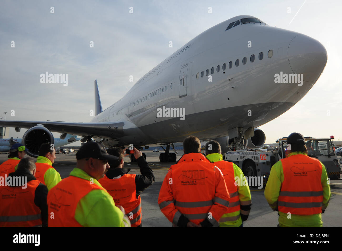 Un Boeing 747-8 Intercontinental roule à une porte à l'aéroport de Frankfurt am Main, Allemagne, 08 décembre 2011. Lufthansa boeing demande pour exécuter les travaux d'amélioration à leur dernier jumbo jet. Pour le moment, l'autorité aviatian US Federal Aviation Administration (FAA) a interdit le remplissage des réservoirs de l'arrière de l'avion. Photo : Stefan Scheuer Banque D'Images