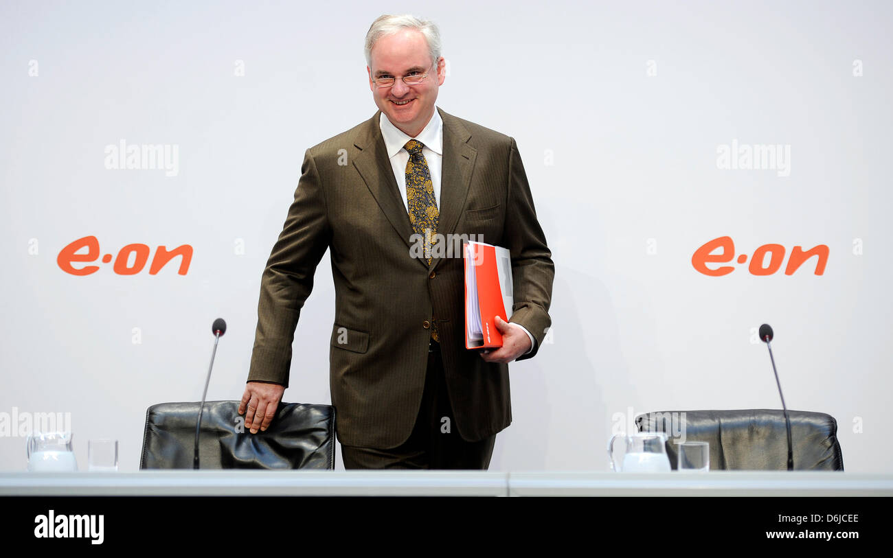 Johannes TEYSSEN PDG de Eon prend sa place à la conférence de presse des résultats annuels d'Eon à Duesseldorf, Allemagne, 14 mars 2012. Le plus grand fournisseur de services de l'énergie Eon a opéré dans le rouge pour la première fois dans l'histoire de l'entreprise. En raison de l'élimination de l'énergie nucléaire et des radiations en Italie et en Espagne, la société a montré une perte de plus de 2 milliards d'euros. Photo : MARIUS Banque D'Images