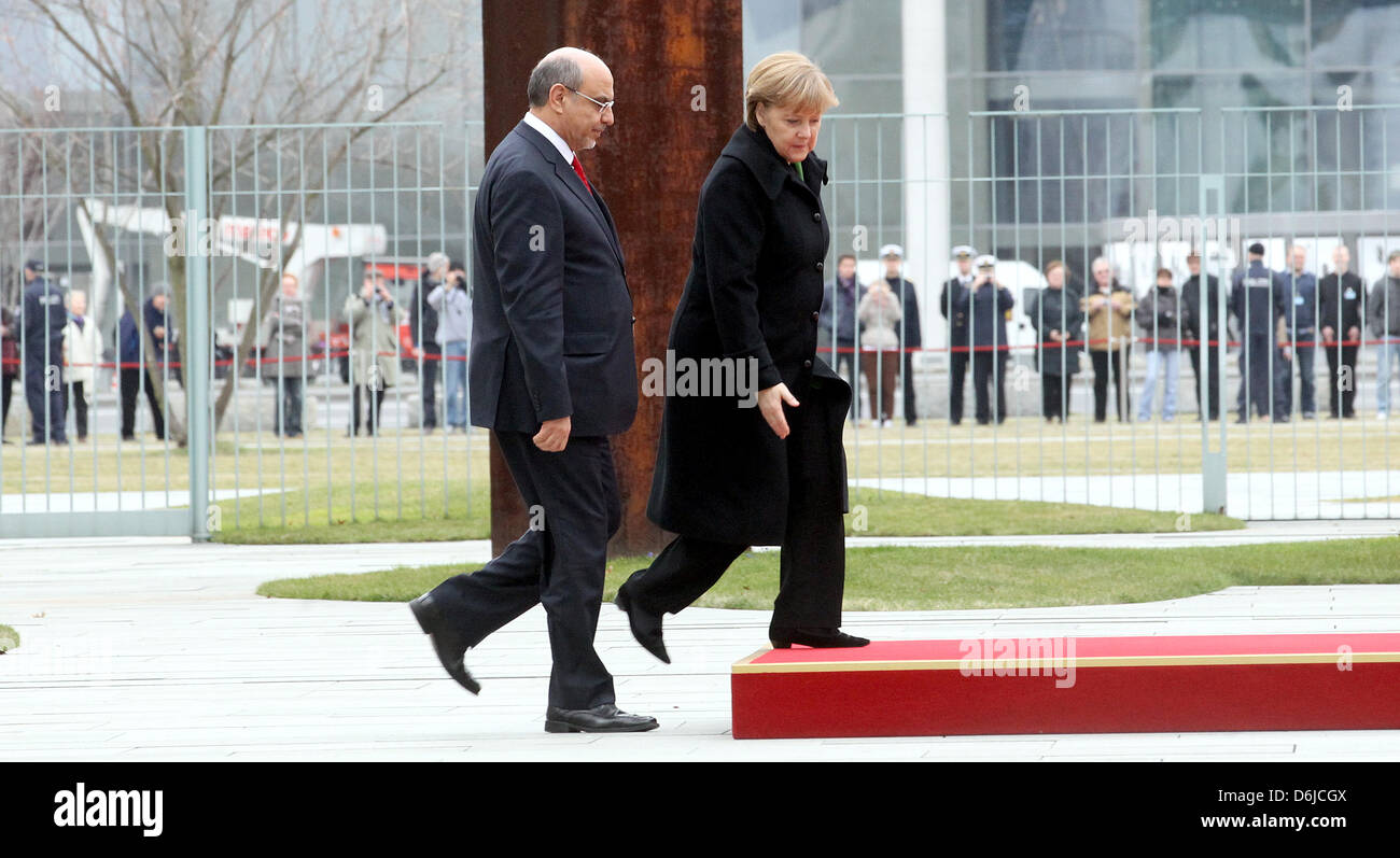 La chancelière allemande, Angela Merkel (CDU) reçoit le Premier Ministre tunisien Hamadi Jebali avec honneurs militaires à Berlin, Allemagne, 14 mars 2012. Photo : Wolfgang Kumm Banque D'Images