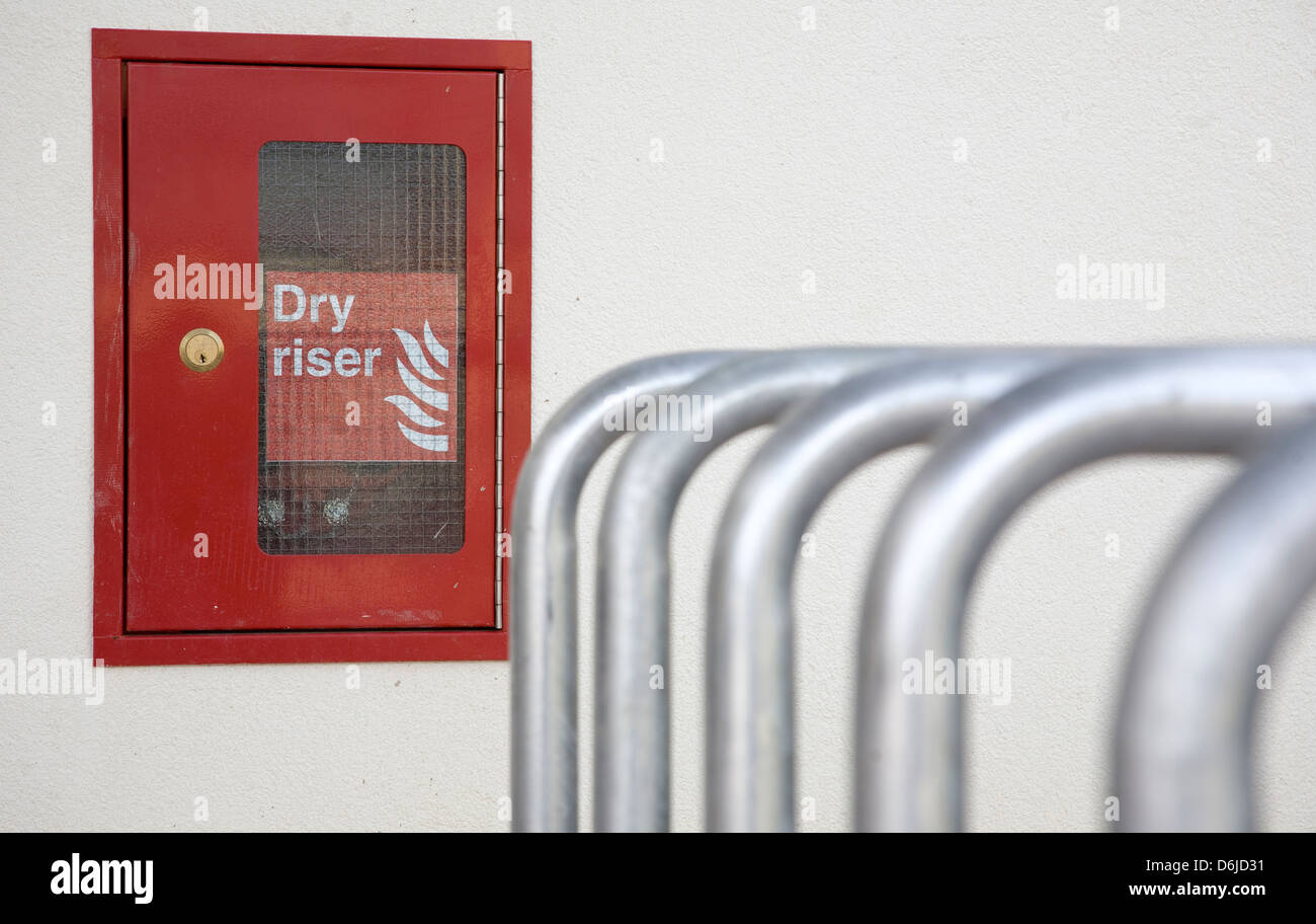 Montage à sec sur la sécurité-incendie en accès cycle mur derrière l'armoire. Banque D'Images