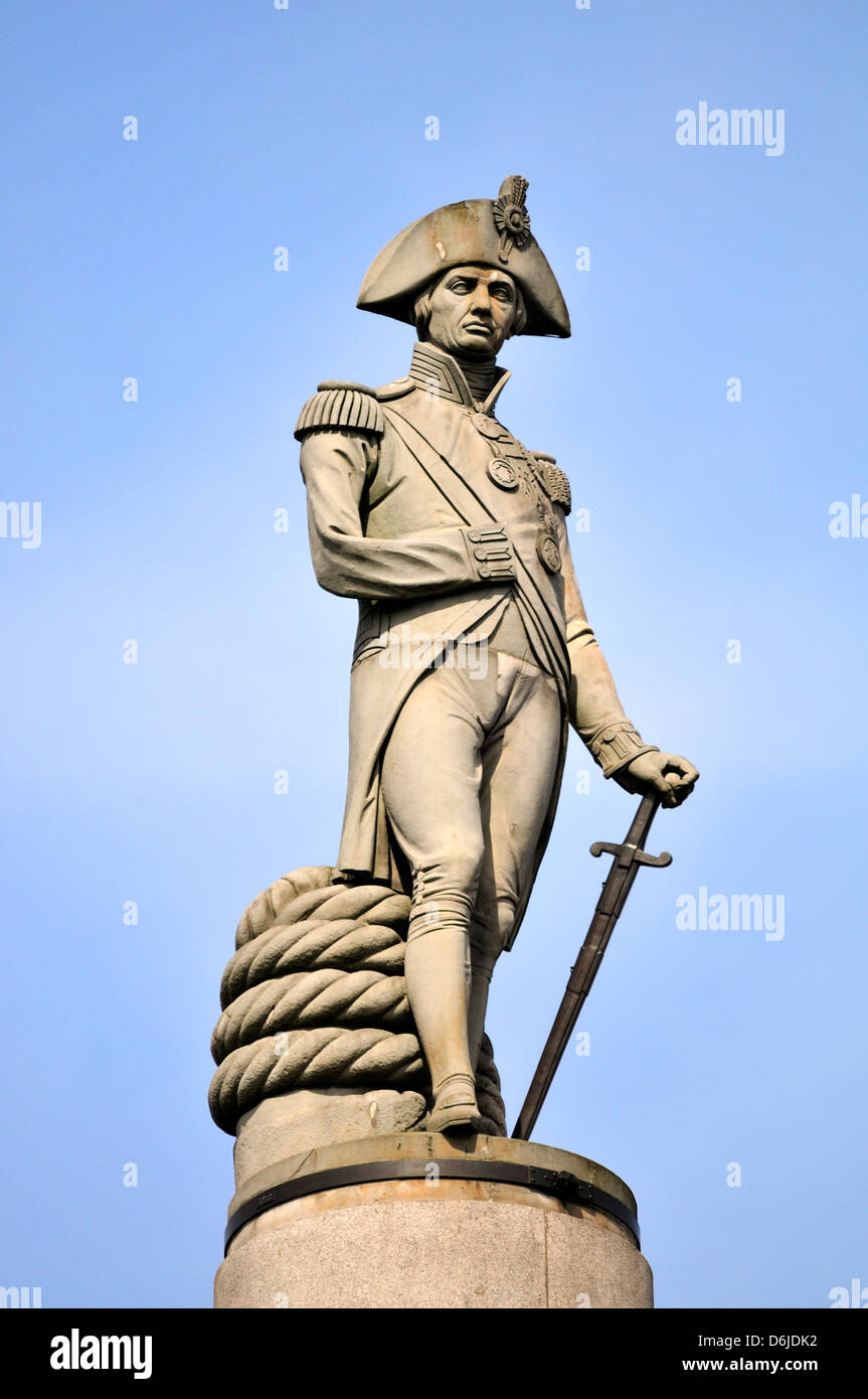 Londres, Angleterre, Royaume-Uni. La colonne Nelson (1840-43 conçu par William Railton) à Trafalgar Square. Statue (E. H. Baily) en haut Banque D'Images