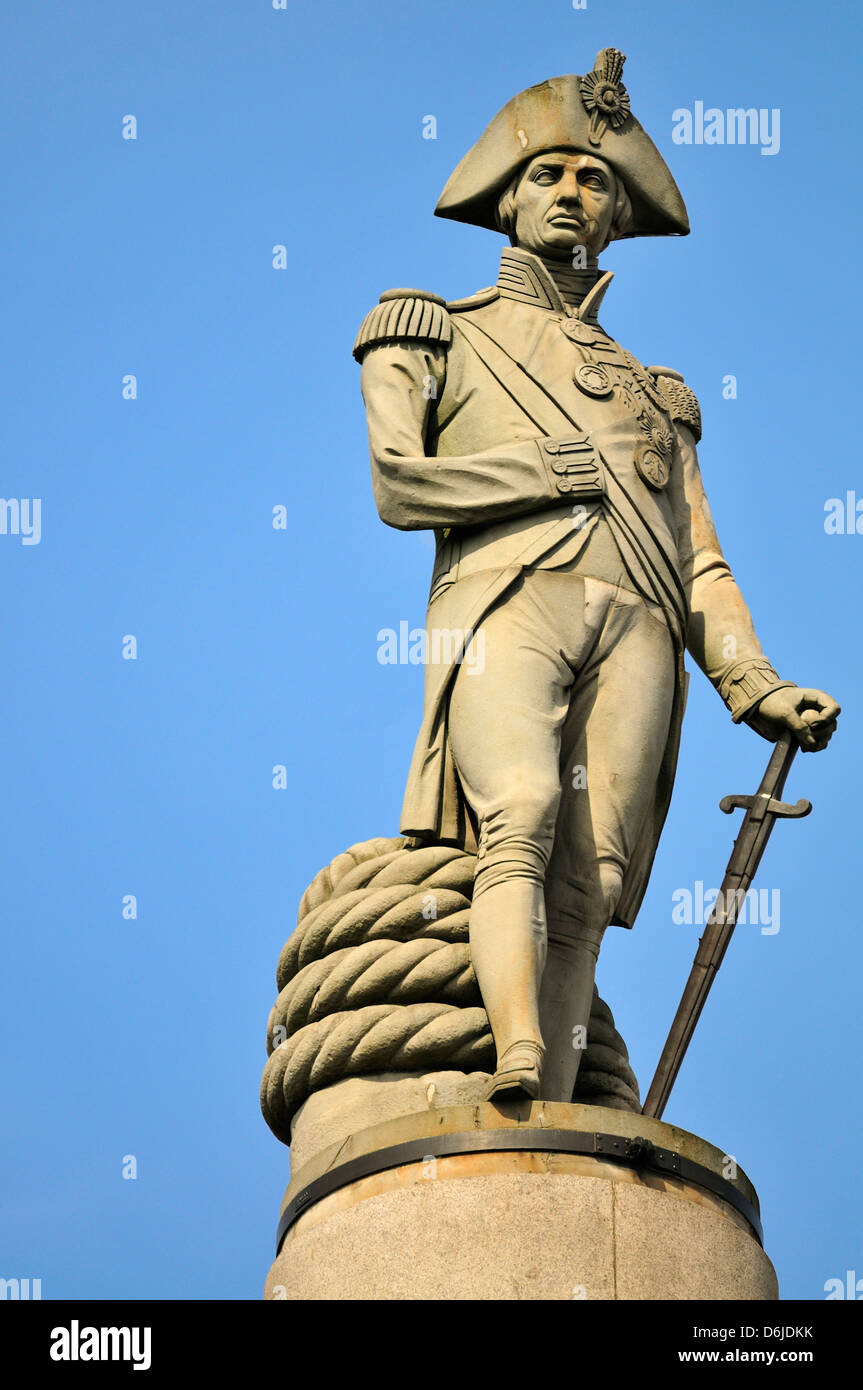 Londres, Angleterre, Royaume-Uni. La colonne Nelson (1840-43 conçu par William Railton) à Trafalgar Square. Statue (E. H. Baily) en haut Banque D'Images