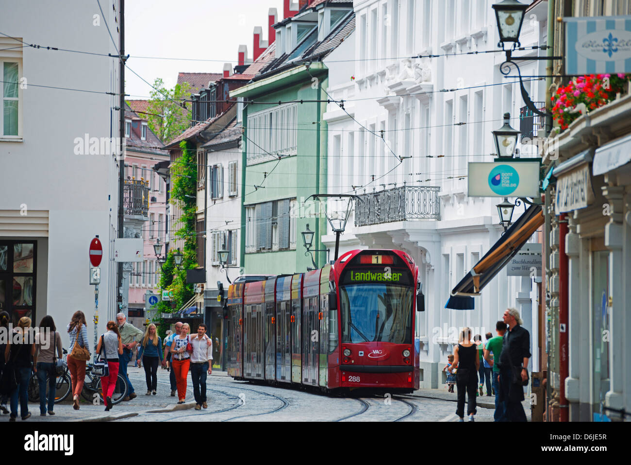 Le tram dans la vieille ville de Freiburg, Baden-Wurttemberg, Germany, Europe Banque D'Images
