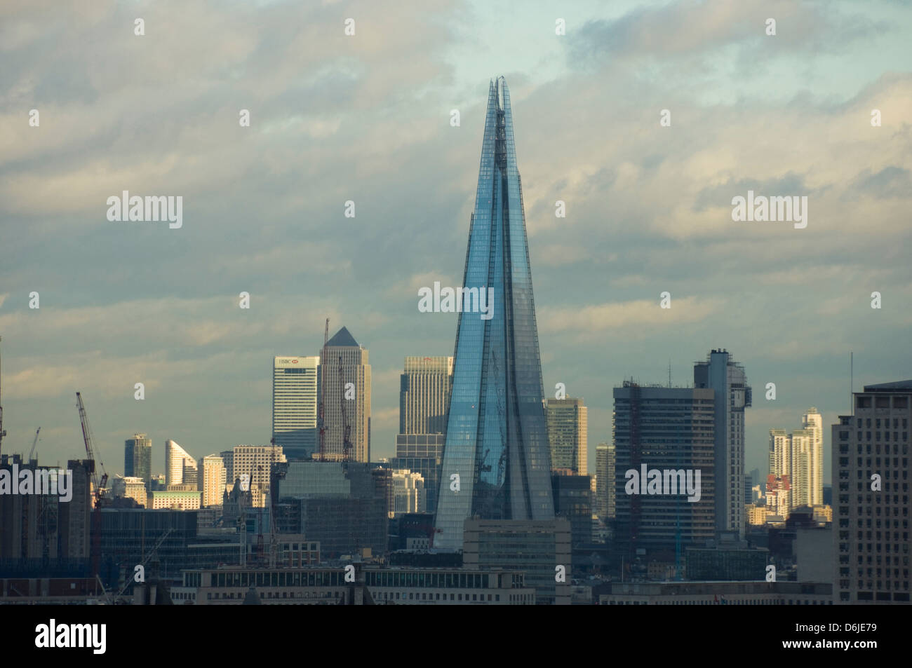 Tôt le matin, Tour d'échardes, conçue par Enzo Piano, Canary Wharf à l'arrière-plan, Londres, Angleterre, Royaume-Uni, Europe Banque D'Images