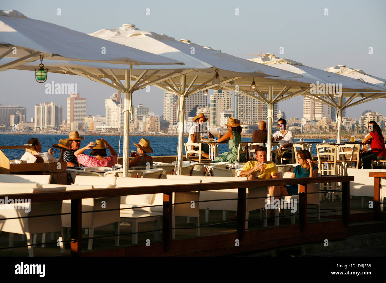 Des gens assis au bar et restaurant Casita dans la vieille ville de Jaffa avec vue sur la mer et Tel Aviv, Israël, Moyen Orient Banque D'Images