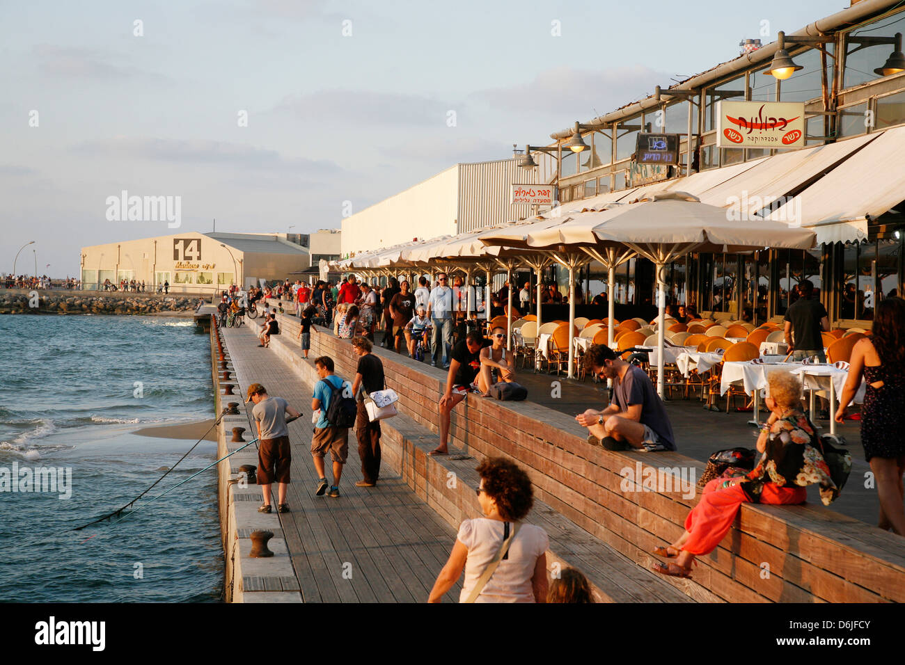 Nouveau Port de Tel Aviv remplie de nombreux bars, cafés, restaurants et boutiques, Tel Aviv, Israël, Moyen Orient Banque D'Images