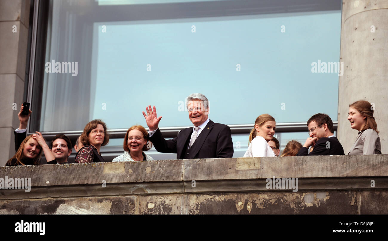 Candidat présidentiel Joachim Gauck ondes d'un balcon du Reichstag à Berlin, Allemagne, 18 mars 2012. Gauck deviendra le 11e Président allemand. L'Assemblée fédérale a élu l'ex-RDA défenseur des droits civils avec une grande majorité des voix. Les 72 ans de 1228 a reçu 991 votes valides. Photo : SEBASTIAN KAHNERT Banque D'Images