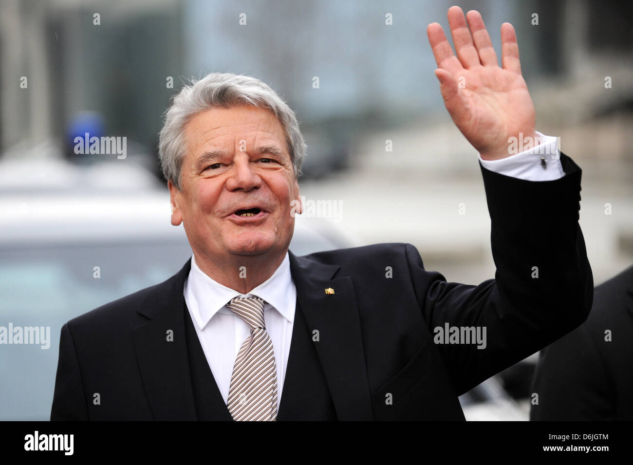 Nouveau président allemand Joachim Gauck vagues pendant qu'il part à l'Assemblée fédérale au Reichstag à Berlin, Allemagne, 18 mars 2012. L'Assemblée fédérale a élu l'ex-RDA défenseur des droits civils comme successeur de Christian Wulff. Les 72 ans de 1228 a reçu 991 votes valides. Photo : Sebastian Kahnert Banque D'Images