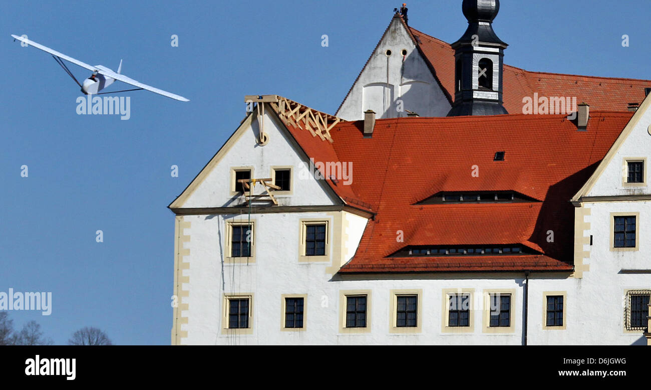 Un modèle de la légendaire Colditz parapente commence à partir du toit de la chapelle du château de Colditz dans Colditz, Allemagne, 17 mars 2012. Plus de 65 ans après la DEUXIÈME GUERRE MONDIALE, l'aile des officiers britanniques dans cbuilt pour échapper a enfin pris son envol. Après environ 15 secondes de vol, le planeur fabriqué à partir de meubles et draps de lit s'est écrasé dans un pré. Le planeur d'origine n'a jamais eu, en raison de vol Banque D'Images