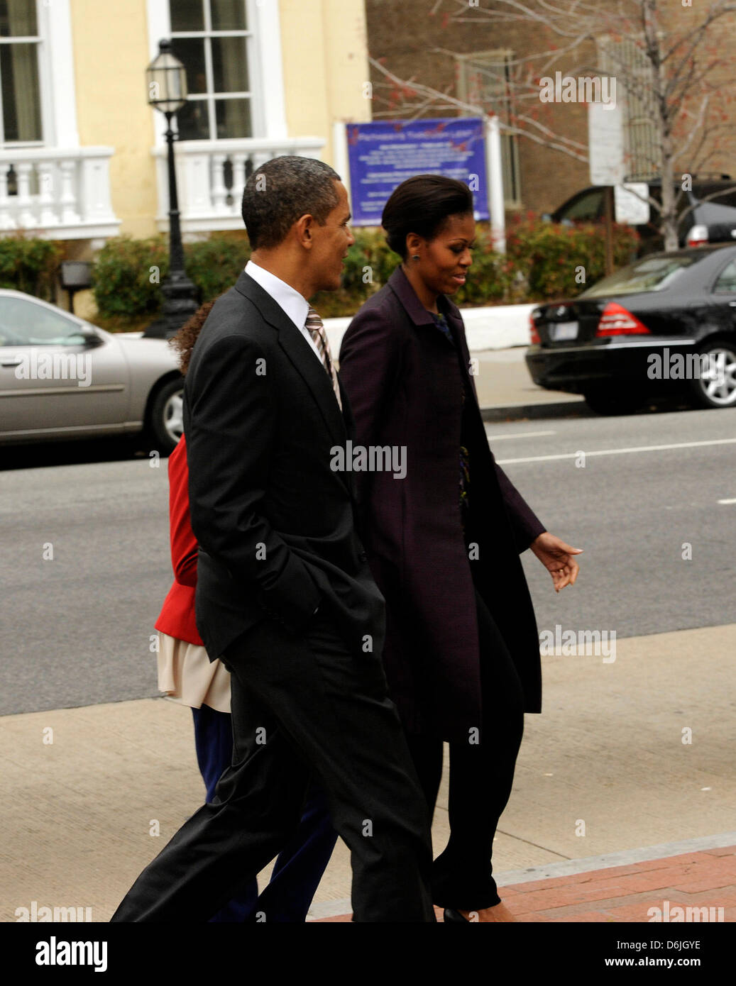 Le président des États-Unis, Barack Obama, la Première Dame Michelle Obama et sa fille Sasha Obama partir après services à St. John's Church à Washington, DC, USA, 18 mars 2012. Photo : Leslie E. Kossoff / Piscine via CNP Banque D'Images