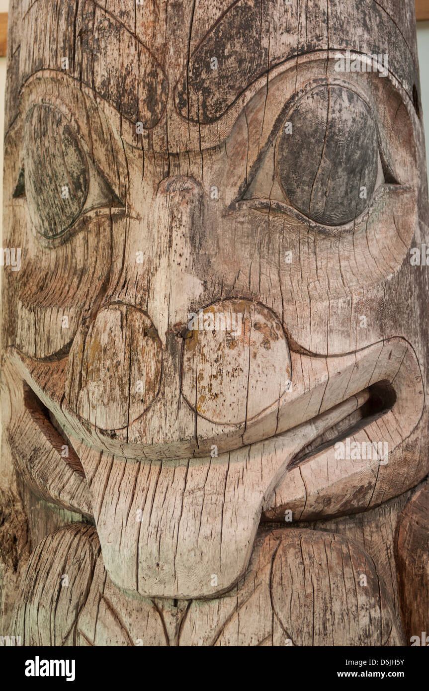 Totem au centre du patrimoine Haida à Kaay Llnagaay, musée, Haida Gwaii (îles de la Reine-Charlotte), British Columbia, Canada Banque D'Images