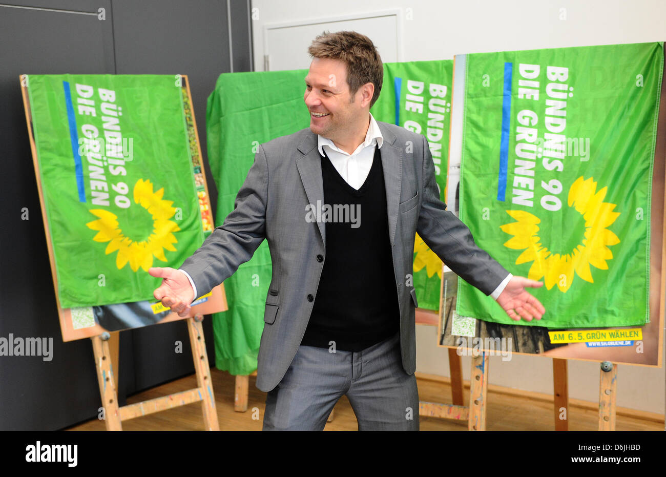 Le premier candidat vert Robert Habeck dévoile une affiche de campagne électorale 'Alliance 90/Les Verts lors d'une conférence de presse à Kiel, Allemagne, 19 mars 2012. Le 6 mai 2012, les élections parlementaires ont lieu dans la région de Schleswig-Holstein. Photo : CHRISTIAN CHARISIUS Banque D'Images