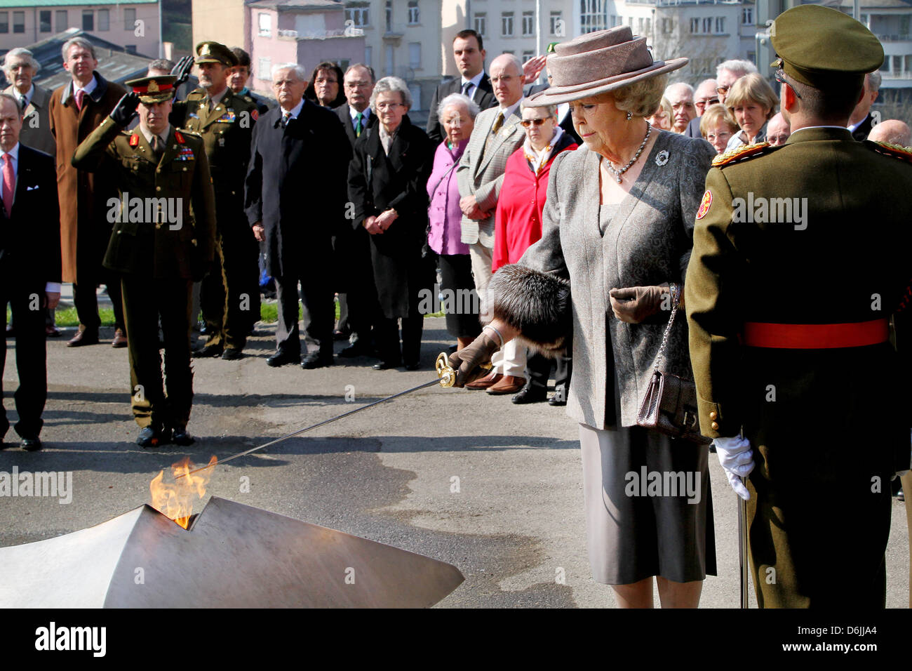 La Reine Beatrix des Pays-Bas établit une couronne au monument à Luxembourg, le 20 mars 2012. La Reine Beatrix apporte une 3 jours visite d'État au Luxembourg du 20 au 22 mars. Photo : Patrick van Katwijk Pays-bas OUT Banque D'Images