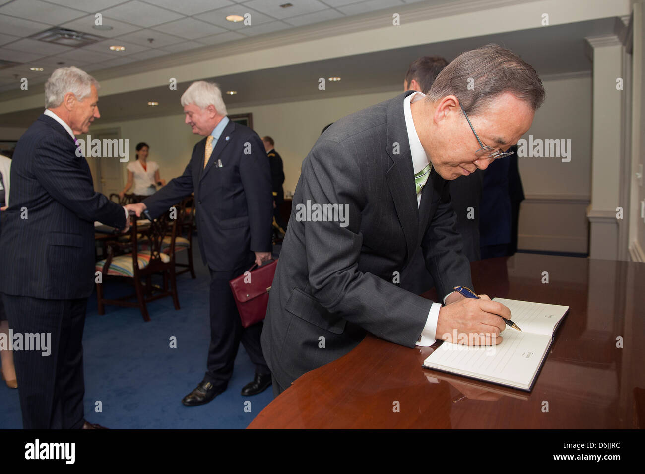 Secrétaire général de l'Organisation des Nations Unies, Ban Ki-moon, signe un livre d'avant sa rencontre avec le secrétaire américain à la défense Chuck Hagel au Pentagone le 18 avril 2013 à Arlington, VA. Banque D'Images