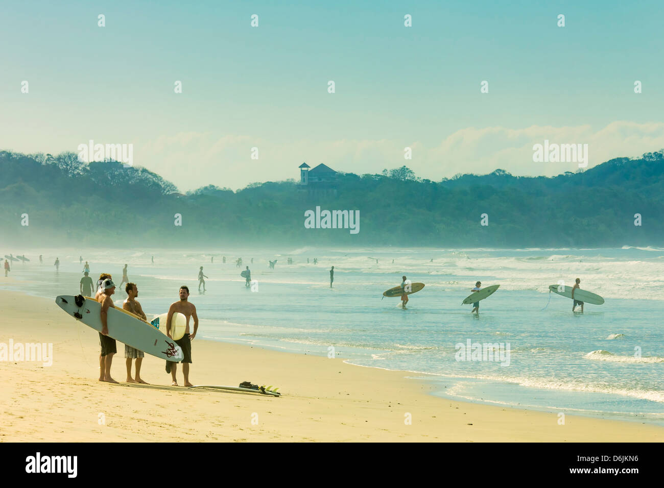 Les surfeurs sur la plage Playa Guiones, Nosara, Péninsule de Nicoya, Province de Guanacaste, Costa Rica, Amérique Centrale Banque D'Images