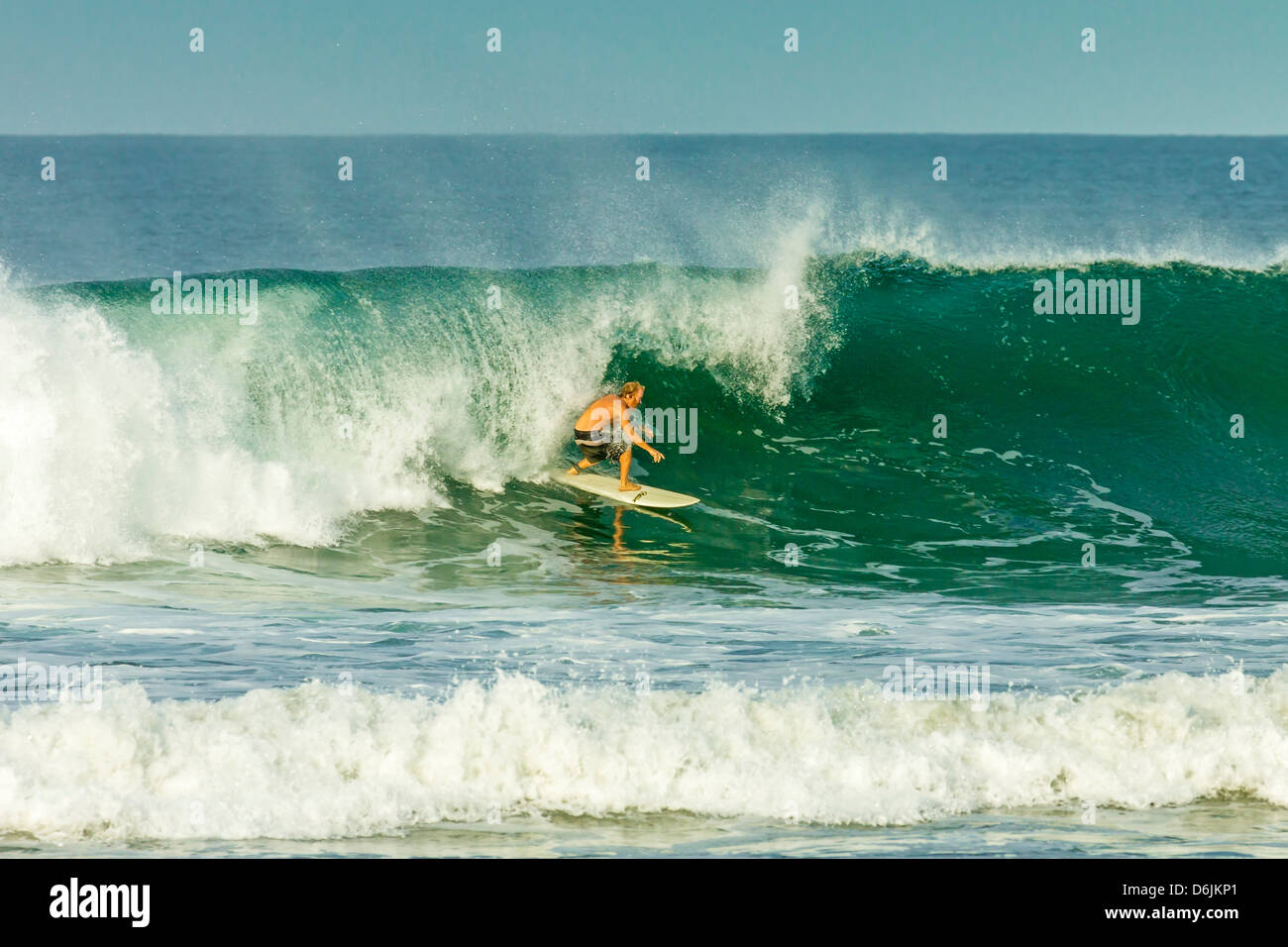 Surfer une vague à la populaire Playa Guiones Nosara Beach, surf, Péninsule de Nicoya, Province de Guanacaste, Costa Rica Banque D'Images