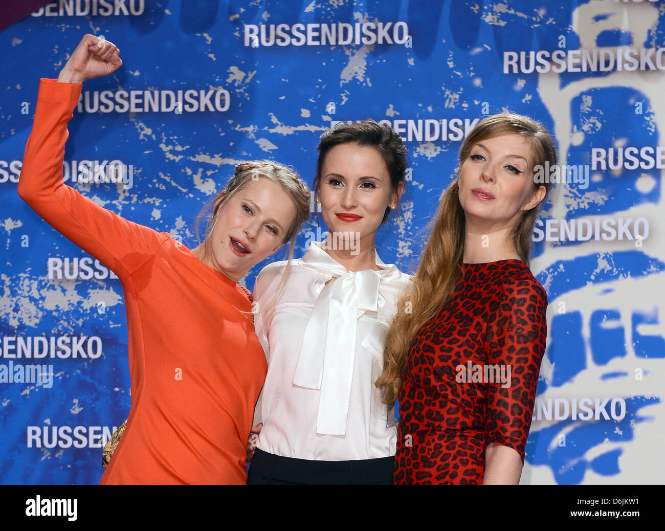 Actrices Susanne Bormann (L-R), le PERI Baumeister et Pheline Roggan arrivent à la première du film "Russendisko' (Fédération de discothèque) à Berlin, Allemagne, 21 mars 2012. La comédie est en vedette dans les salles allemandes le 29 mars 2012. Photo : Britta Pedersen Banque D'Images