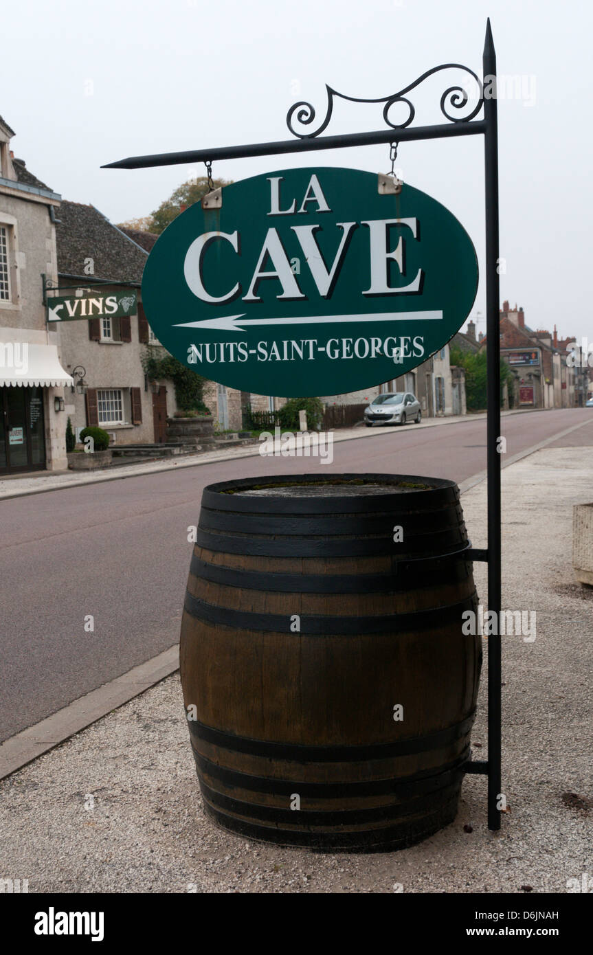 Signer pour une cave à vin à Nuits-Saint-Georges, France Banque D'Images