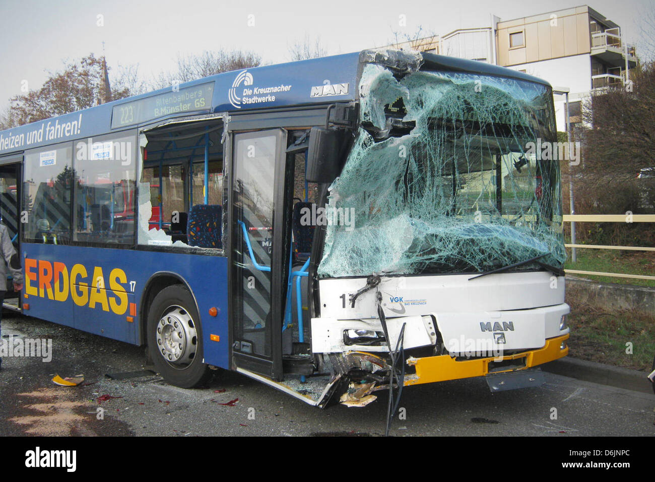 L'impact d'une collision bus scolaire est stationné à Bad Münster am Stein-Ebernburg, Allemagne, 23 mars 2012. 15 personnes, pour la plupart des écoliers, ont été blessées dans une collision entre deux autobus scolaires en Rhénanie-Palatinat. À 07:45 le matin, l'un des bus s'est écrasé dans l'autre sur la route à travers 48 près de Bad Münster am Stein-Ebernburg. Photo : Polizei Banque D'Images