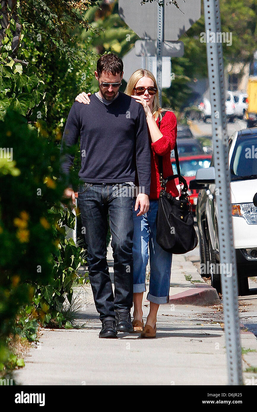 Michael Polish et Kate Bosworth Kate Bosworth conserve près de son petit ami qu'il quitte après avoir restaurant Limonade Banque D'Images